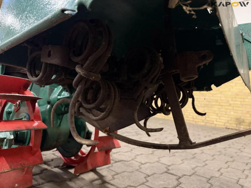 Tool carrier with spring cutter 21