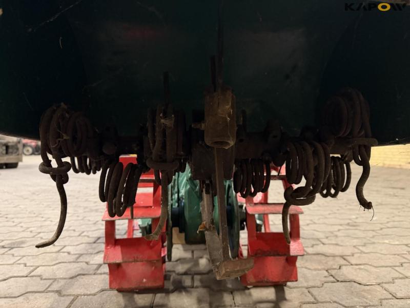 Tool carrier with spring cutter 23