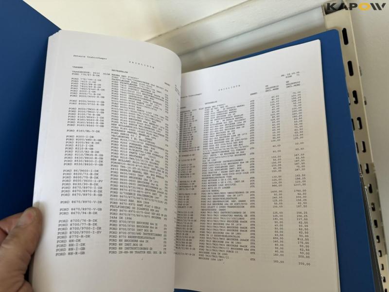 Bookshelf with instruction books 32