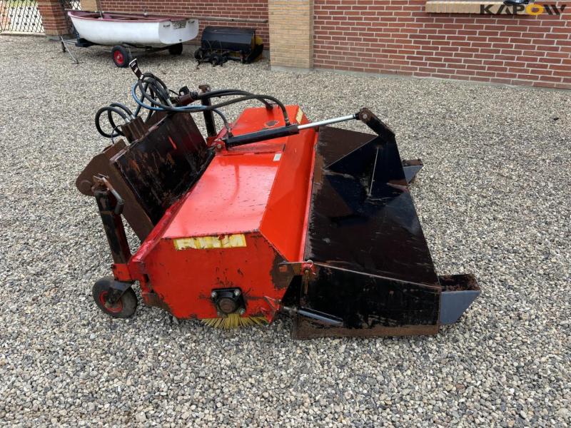 RHM FM1800 sweeper with collector 8