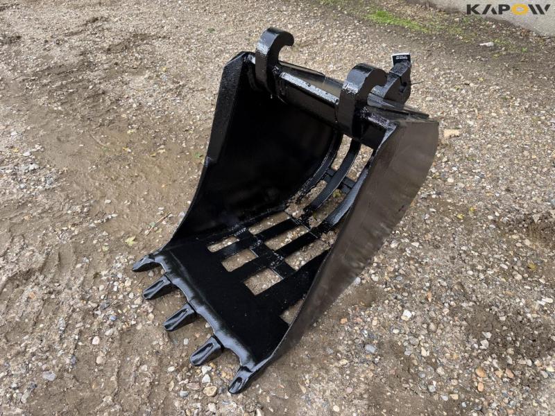 Screening bucket with Beco hitch 1