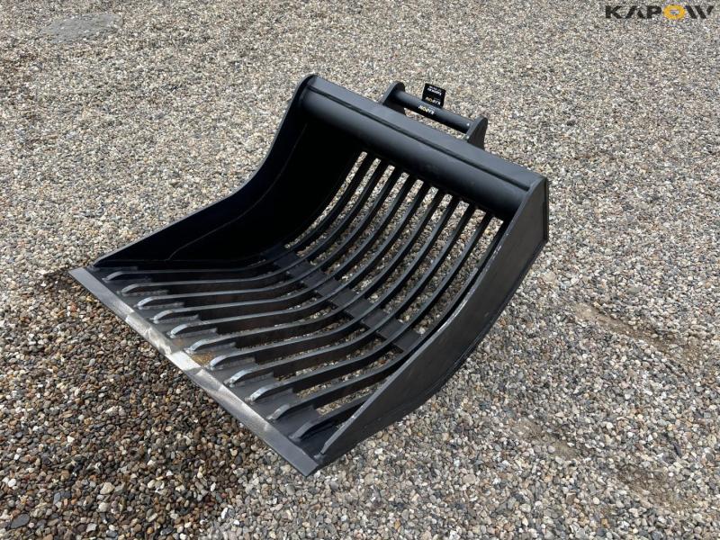 Shaker bucket with Hydrema hitch 1