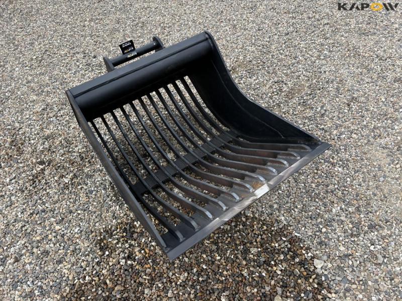 Shaker bucket with Hydrema hitch 3