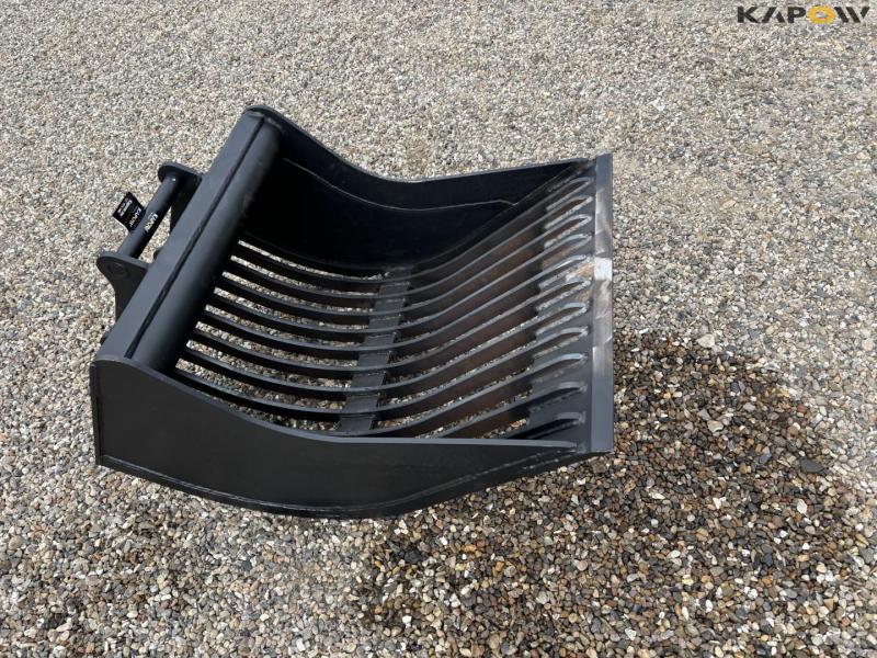 Shaker bucket with Hydrema hitch 4