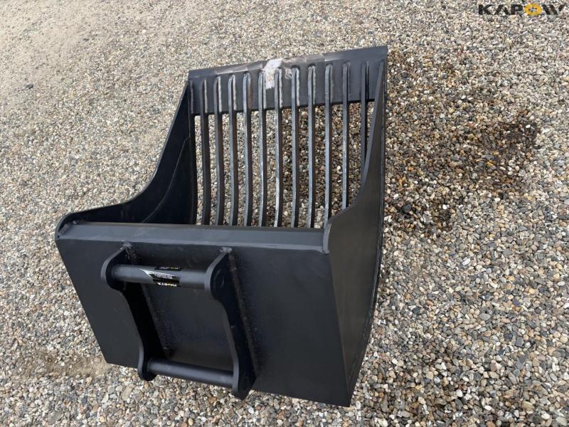 Shaker bucket with Hydrema hitch 6