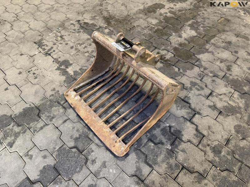 Shaker bucket with S30 hitch 1