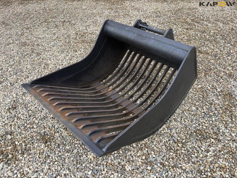 Shaker bucket with Hydrema hitch 1