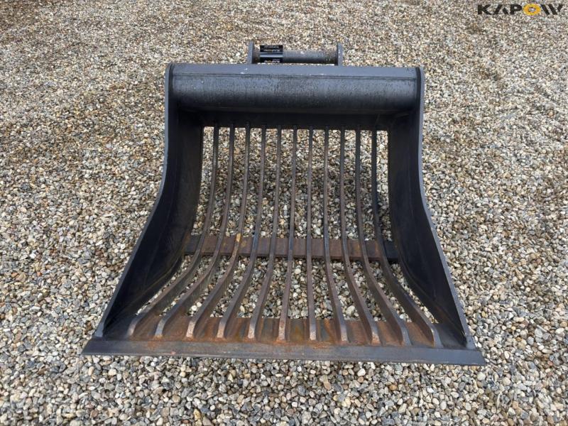 Shaker bucket with Hydrema hitch 2