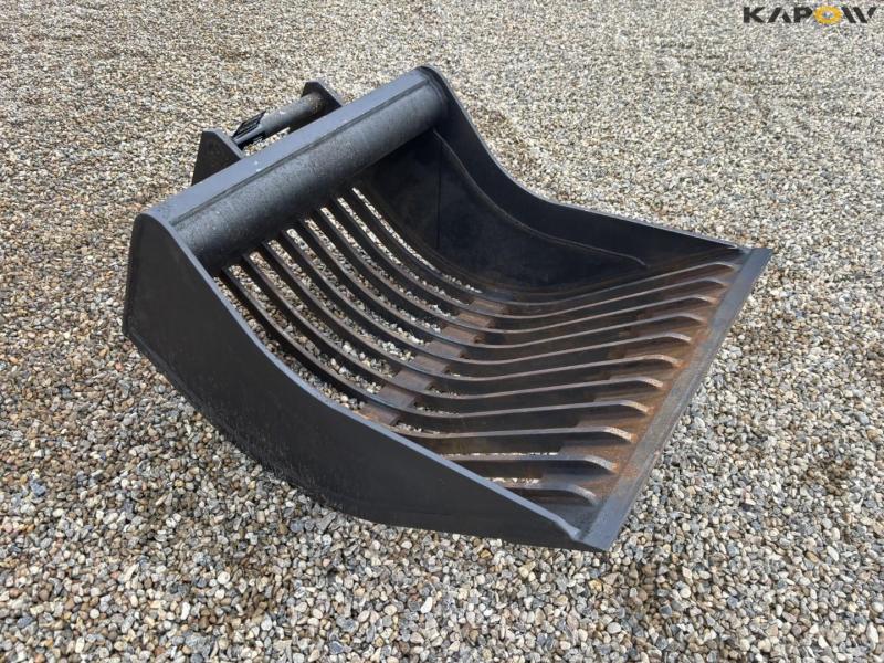 Shaker bucket with Hydrema hitch 3