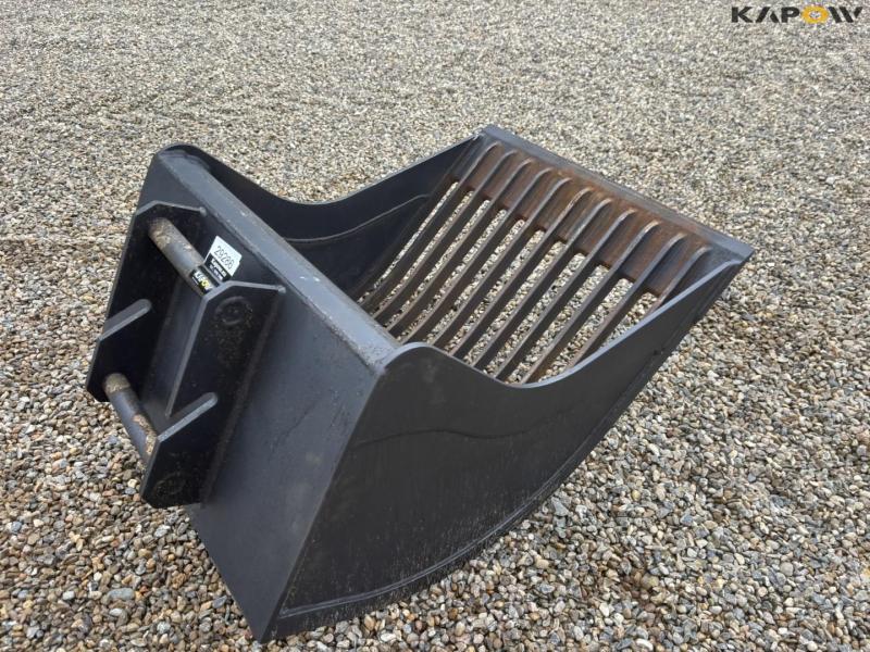 Shaker bucket with Hydrema hitch 5