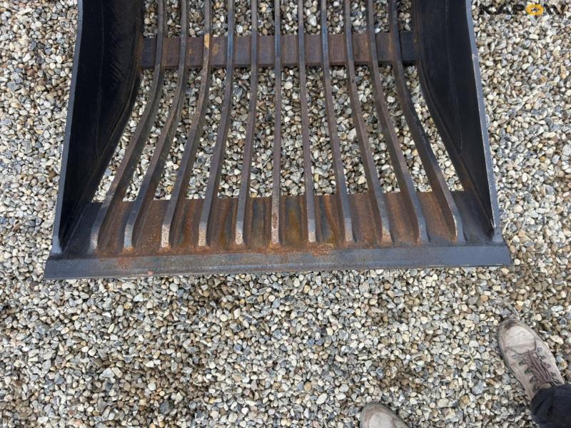 Shaker bucket with Hydrema hitch 9