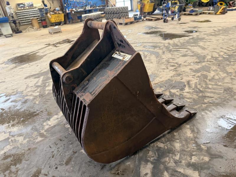 Shaker bucket with S70 hitch 5