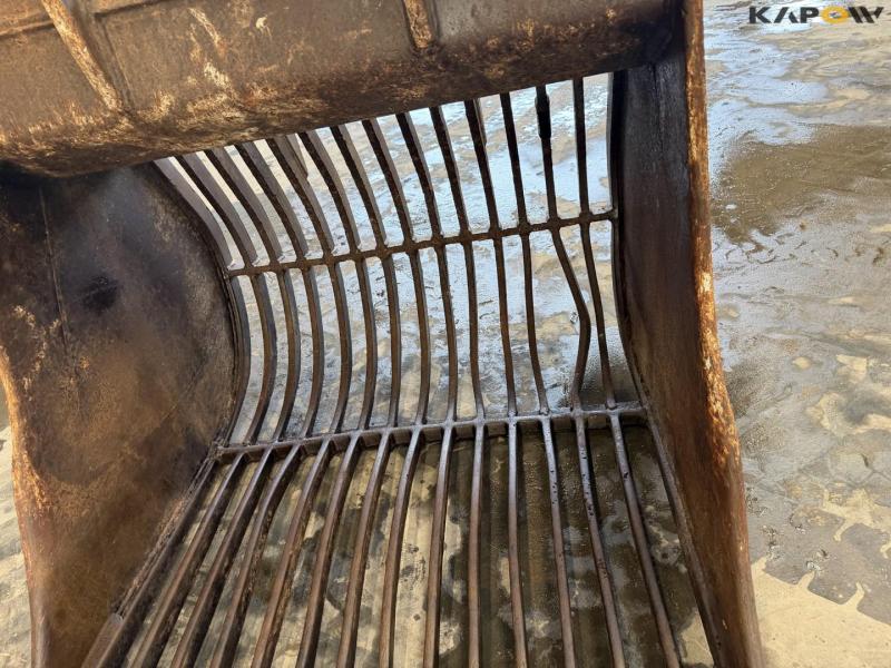 Shaker bucket with S70 hitch 10