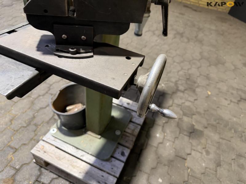 Pipe grinding machine 12