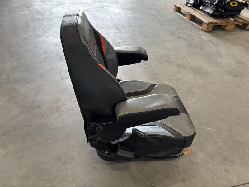 Seat with armrests - new 4