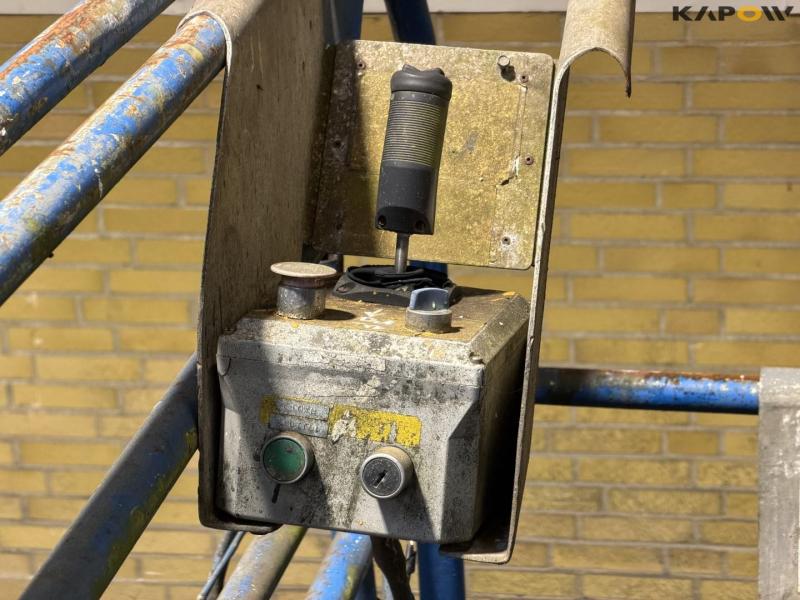 Scissor lift 17