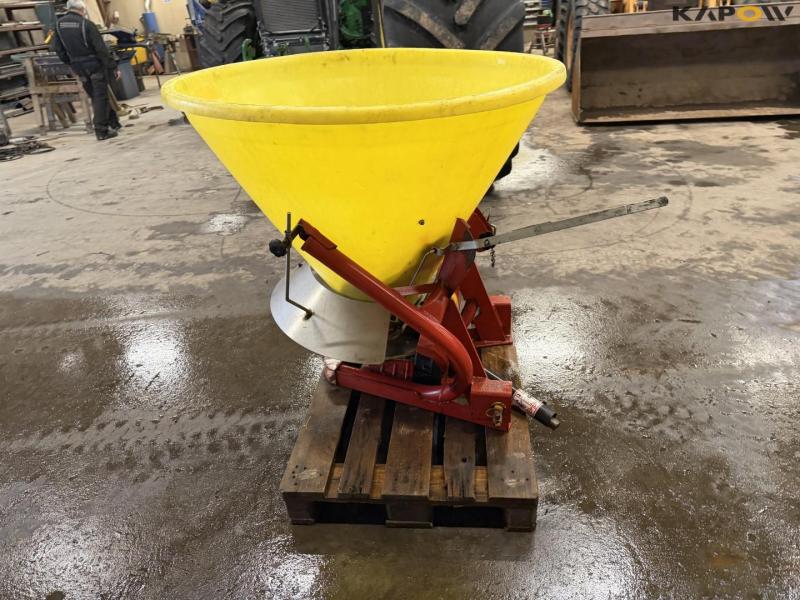 Salt/fertilizer spreader 4