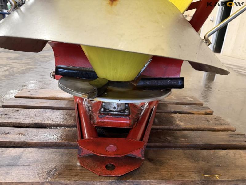 Salt/fertilizer spreader 9