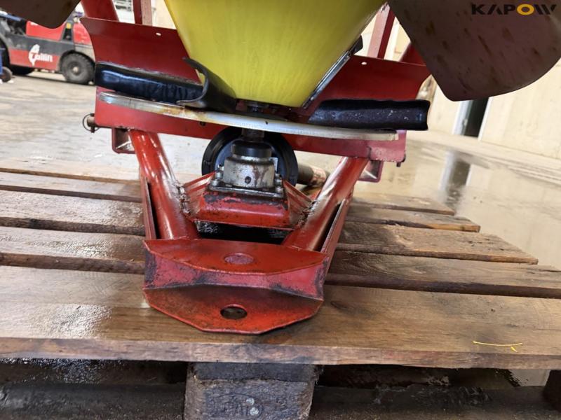 Salt/fertilizer spreader 10