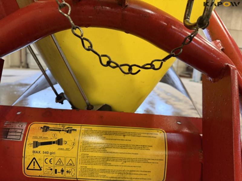 Salt/fertilizer spreader 13