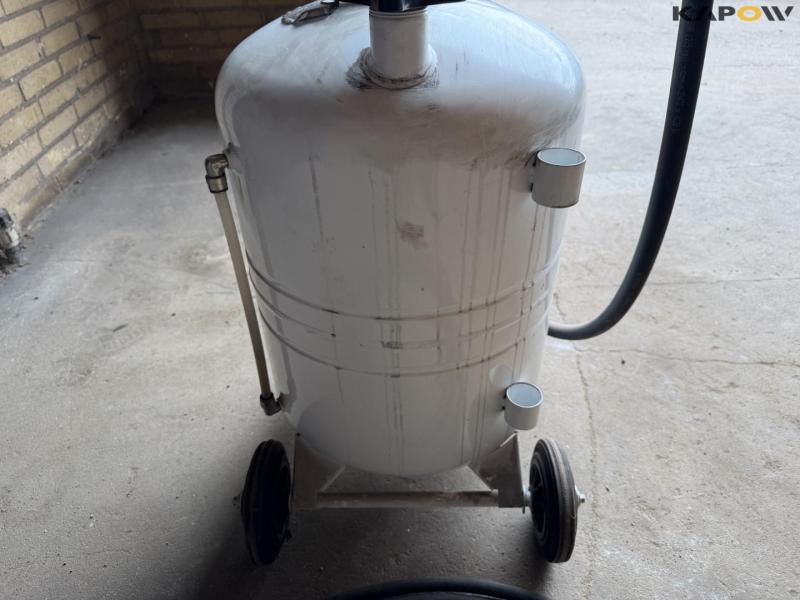 Samoa waste oil container with hose 12