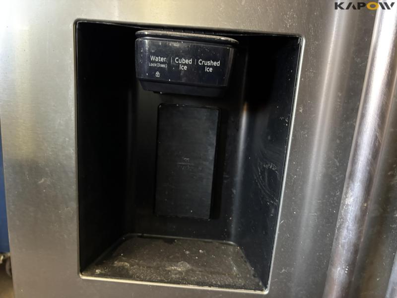 Samsung fridge freezer with ice maker 9