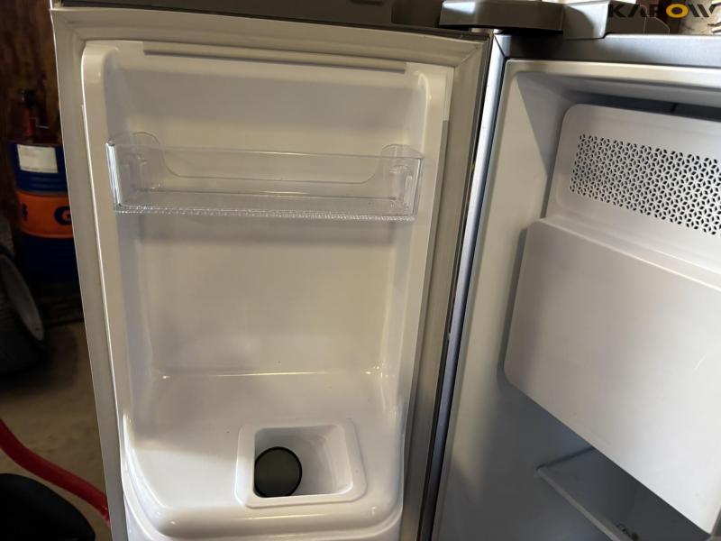 Samsung fridge freezer with ice maker 10