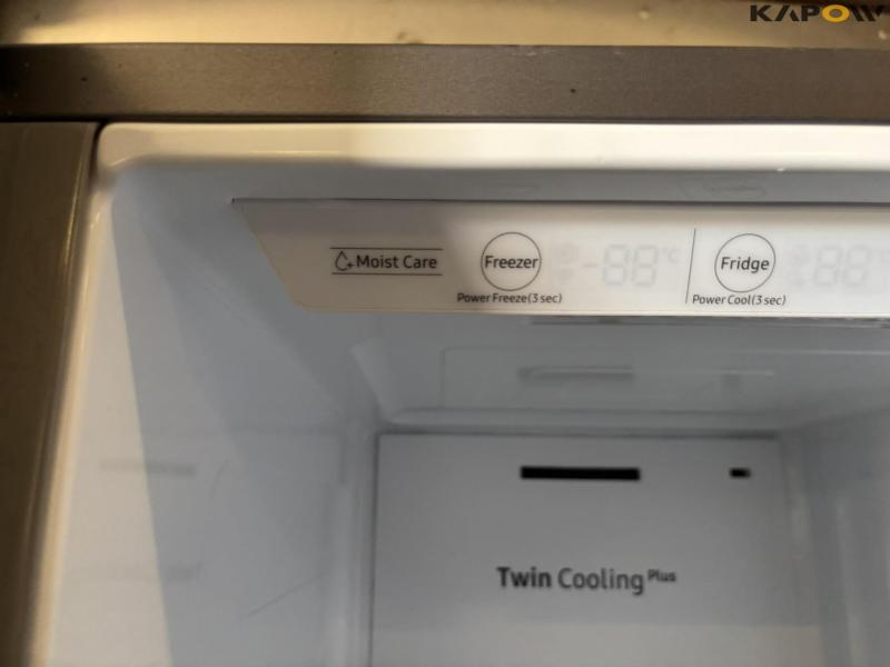 Samsung fridge freezer with ice maker 18