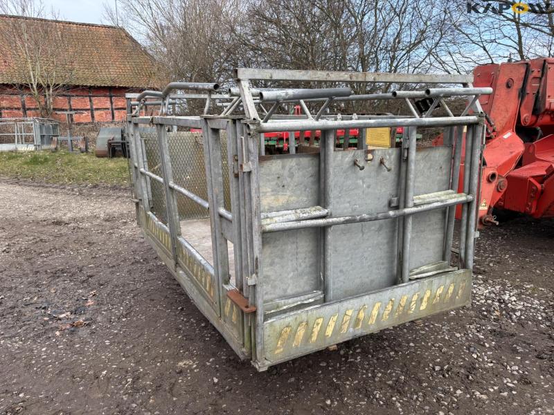 Scantruck swivel and crew basket 3