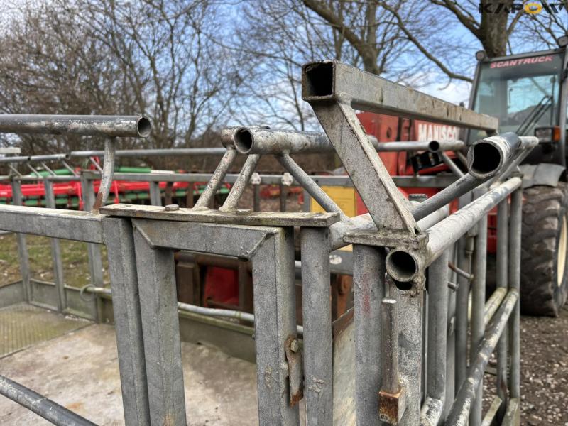 Scantruck swivel and crew basket 41