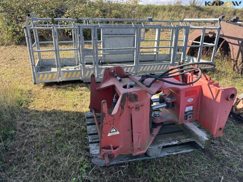Scantruck crew basket and swivel joint 1