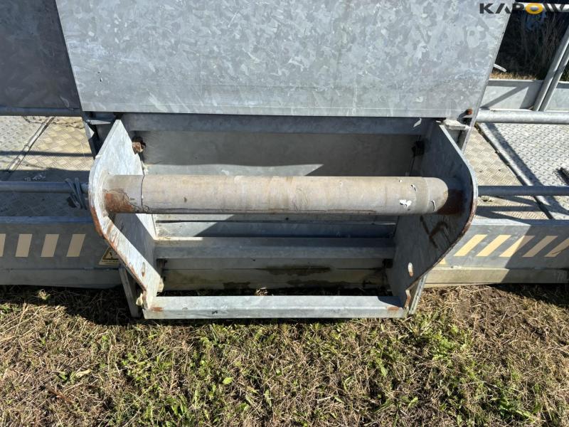 Scantruck crew basket and swivel joint 17