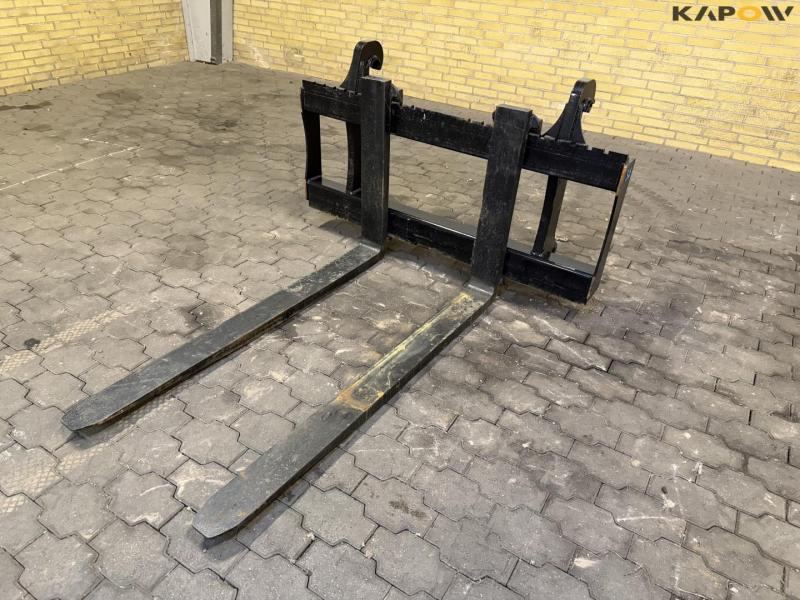SE Pallet forks with Volvo Hitch 1