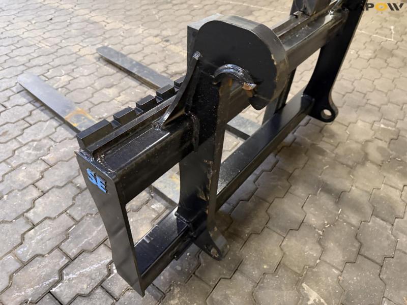 SE Pallet forks with Volvo Hitch 9
