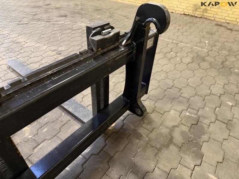 SE Pallet forks with Volvo Hitch 10