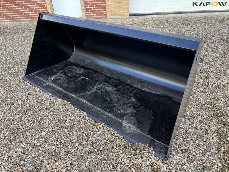 See shovel with Volvo Hitch 1