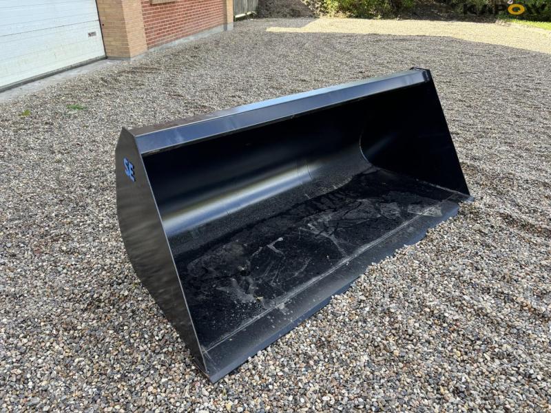 See shovel with Volvo Hitch 3