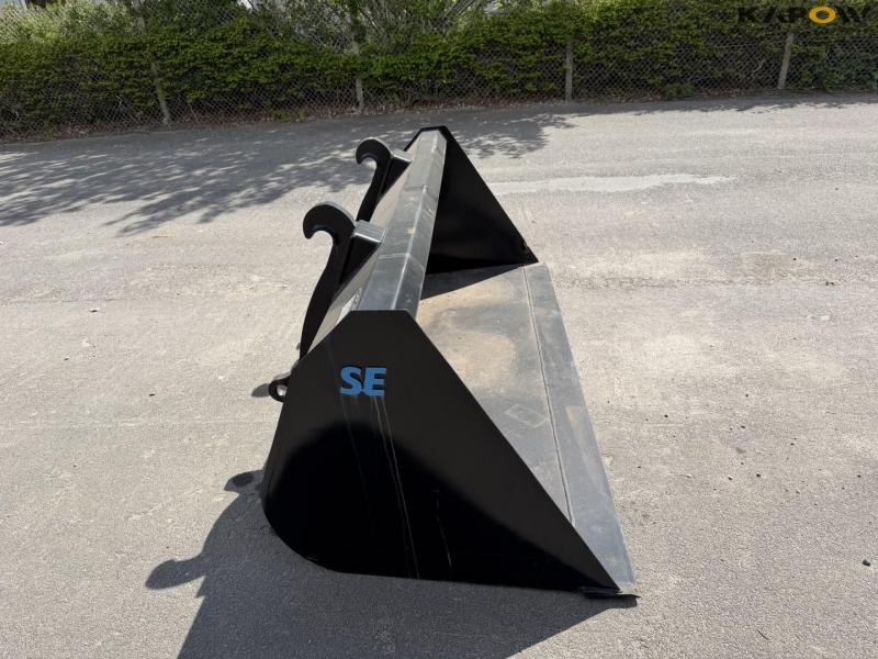 SE bucket with Volvo hitch 4