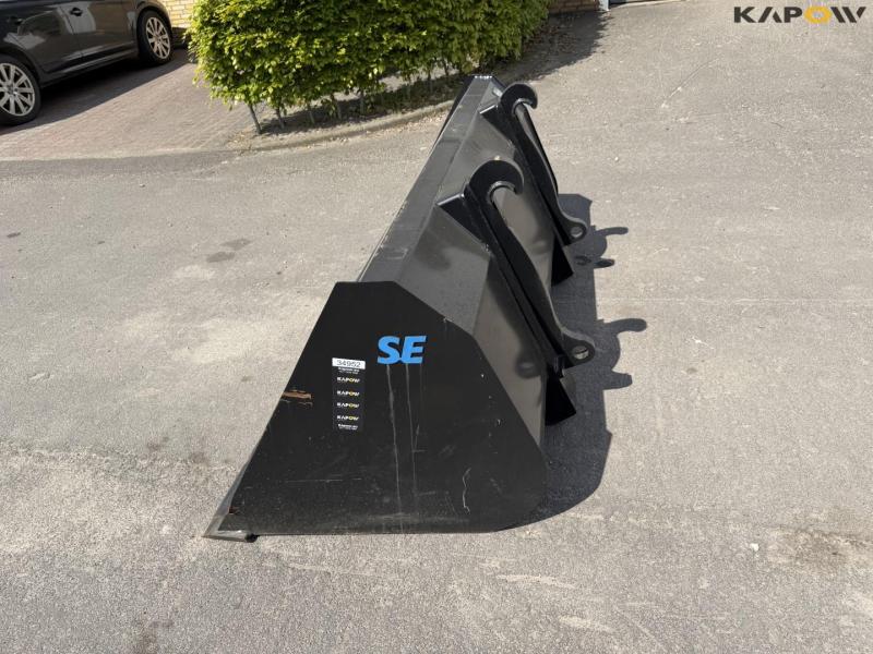 SE bucket with Volvo hitch 8