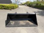 SE bucket with Volvo hitch 2