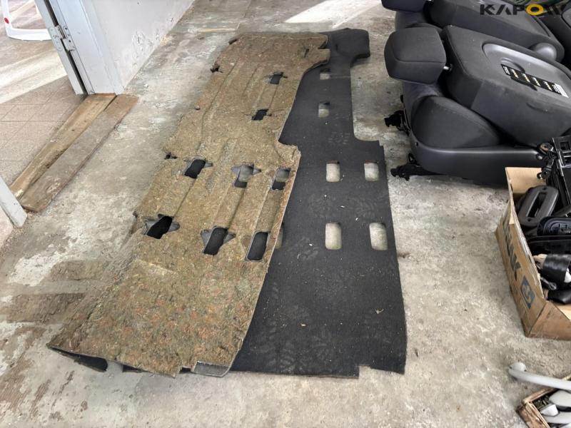 Seat Alhambra seats 8