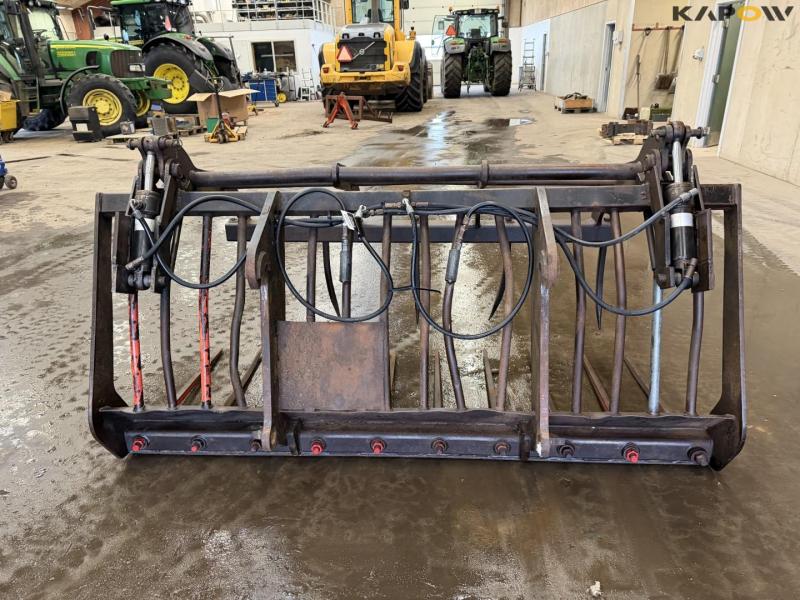 Silo grab with Volvo hitch 6