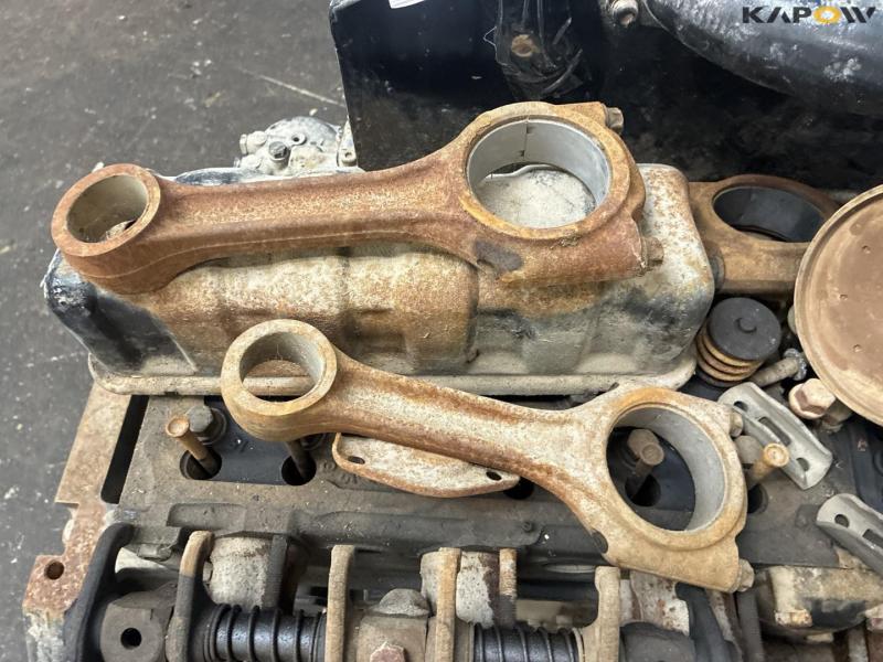 Sisu engine disassembled 19