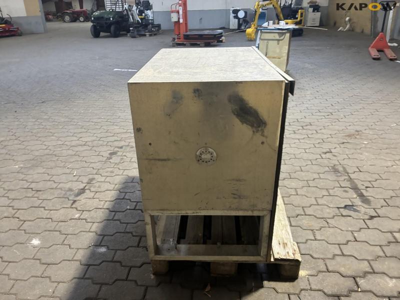 Vehicle-mounted cabinet 3