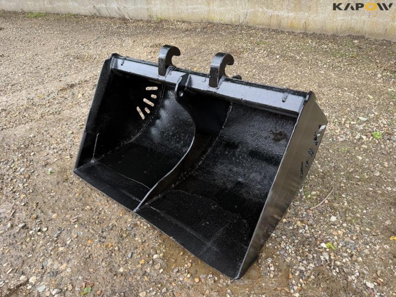 Bucket with Beco hitch 1