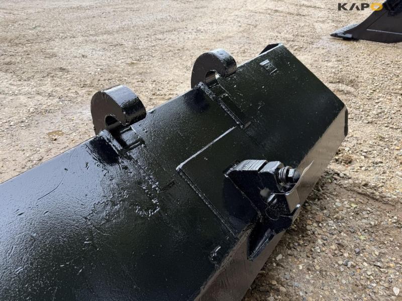 Bucket with Beco hitch 9