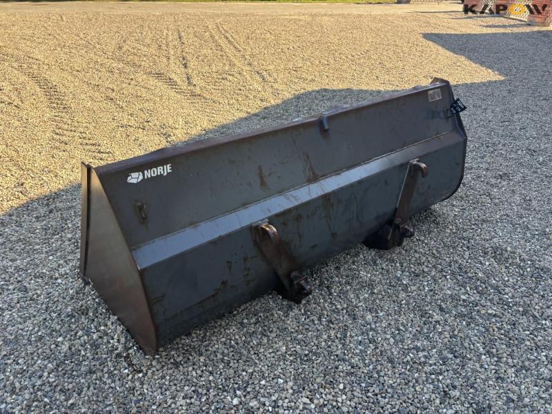 Bucket with Euro hitch 7