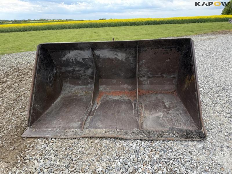 Bucket with Euro hitch 2