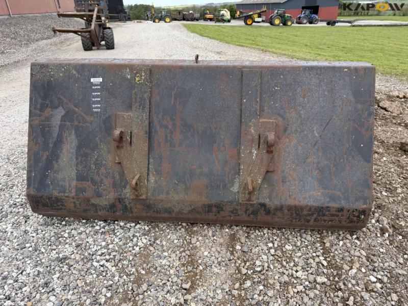 Bucket with Euro hitch 6