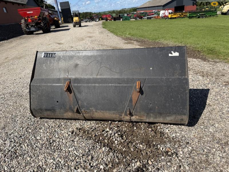 Bucket with Euro hitch 6